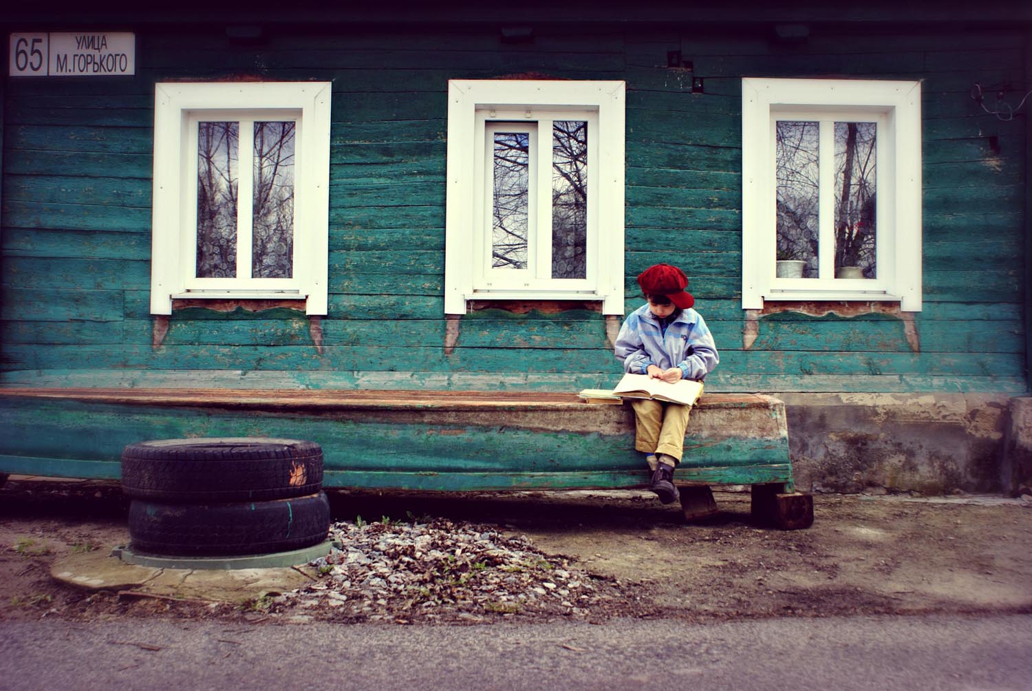 A child reading after going back to school waiting for friends, symbolizing emotional memory and seasonal transition in Maryland and DC.